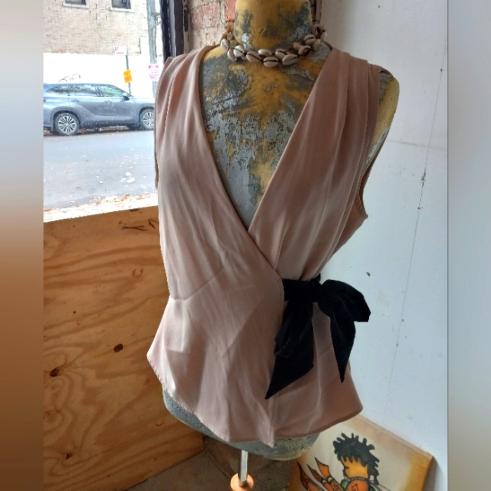 Sleeveless V,Neck Open Front with Tie Design